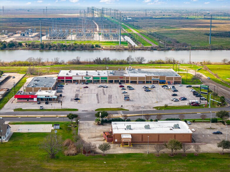 More Photos Of 301-327 S Brazosport Blvd, Freeport Storefront For Lease