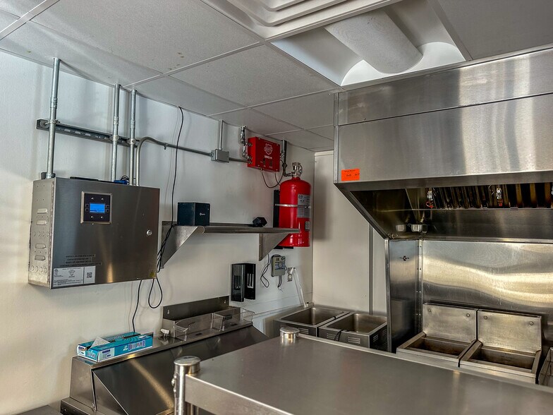 More Photos Of 150 Chelsea Harbor Dr, Norwich Restaurant For Lease