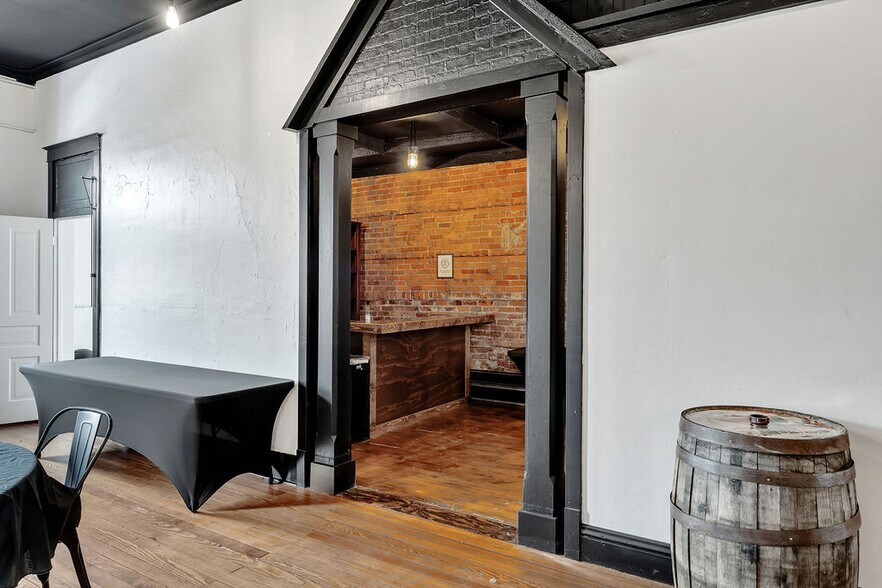More Photos Of 119 S Calumet Ave, Chesterton Storefront Retail Residential For Lease