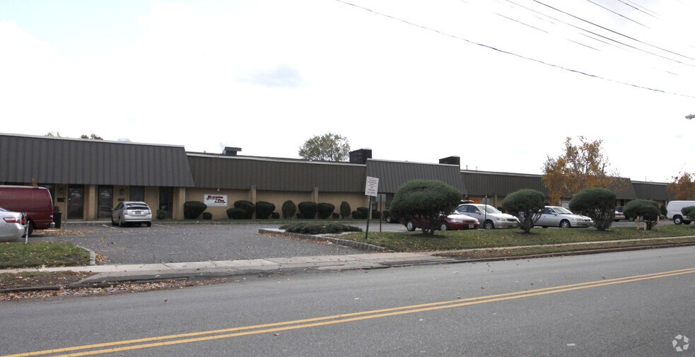 More Photos Of 420-532 Lincoln Blvd, Middlesex Light Manufacturing For Lease