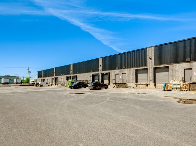 More Photos Of 3600 Boul Matte, Brossard Distribution For Lease