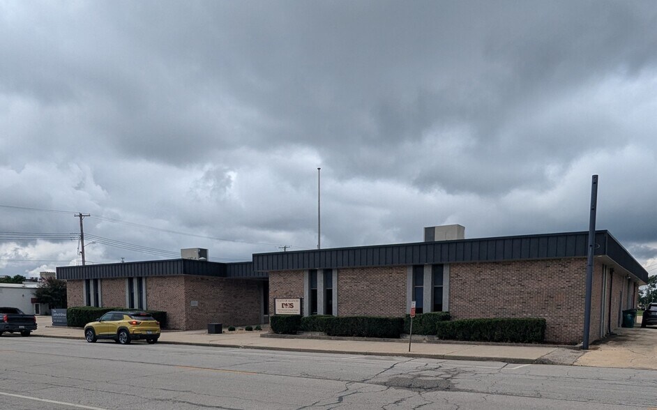 More Photos Of 123 N 15th St, Mattoon Office For Sale