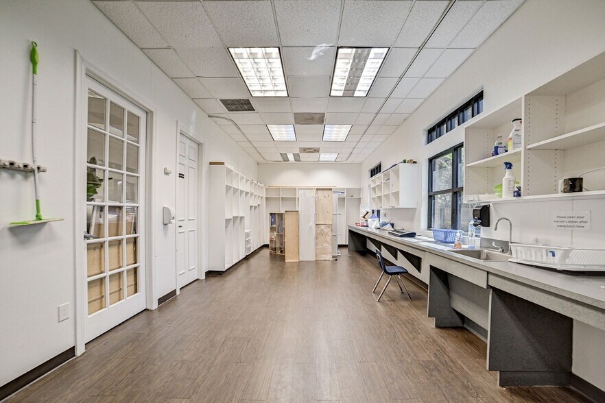 More Photos Of 2515 Cordes Dr, Sugar Land General Retail For Sale