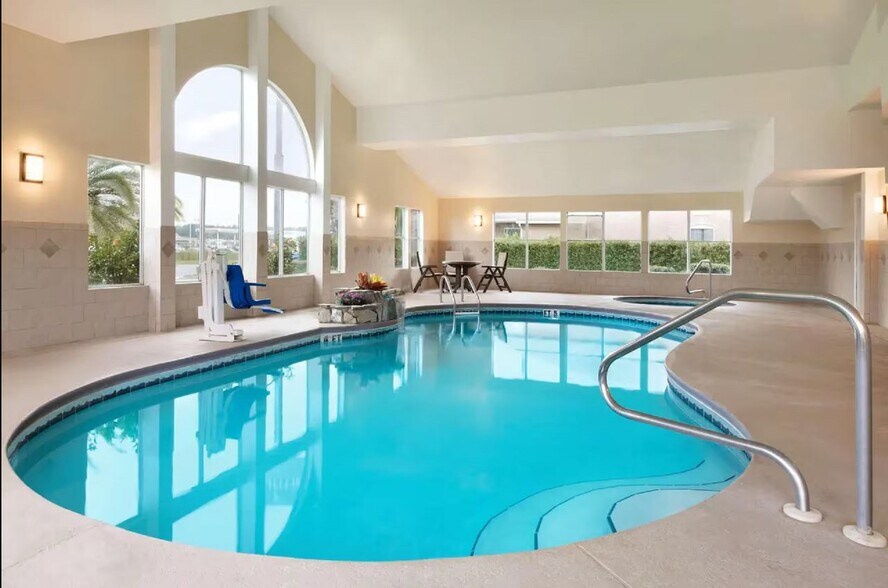 More Photos Of 135 The Lakes Blvd, Kingsland Hotel For Sale