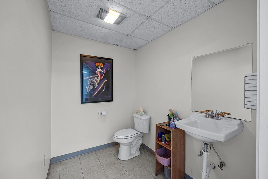 More Photos Of 39 N Madison Dr, Humboldt Showroom For Sale