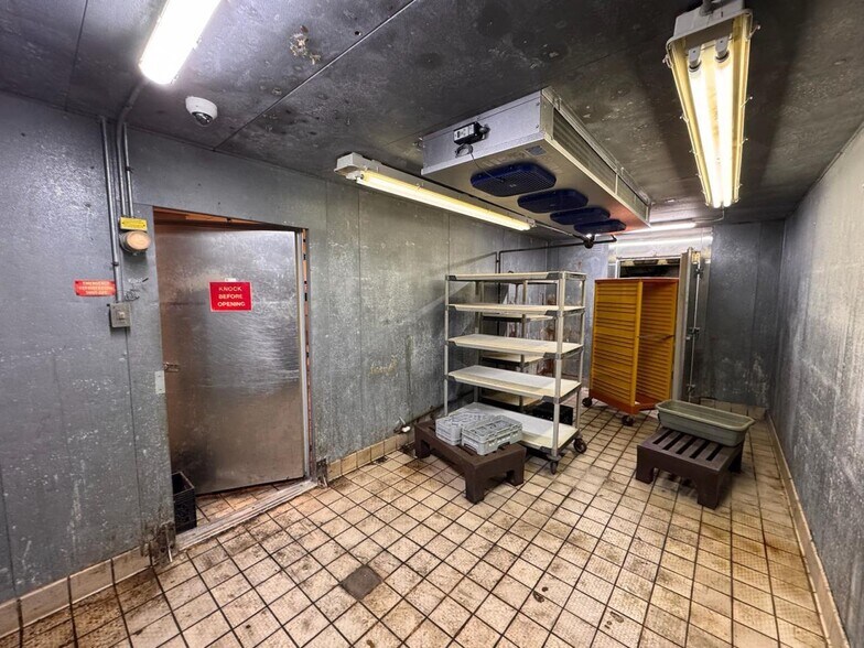 More Photos Of 2949 Dixie Hwy, Hamilton Restaurant For Sale