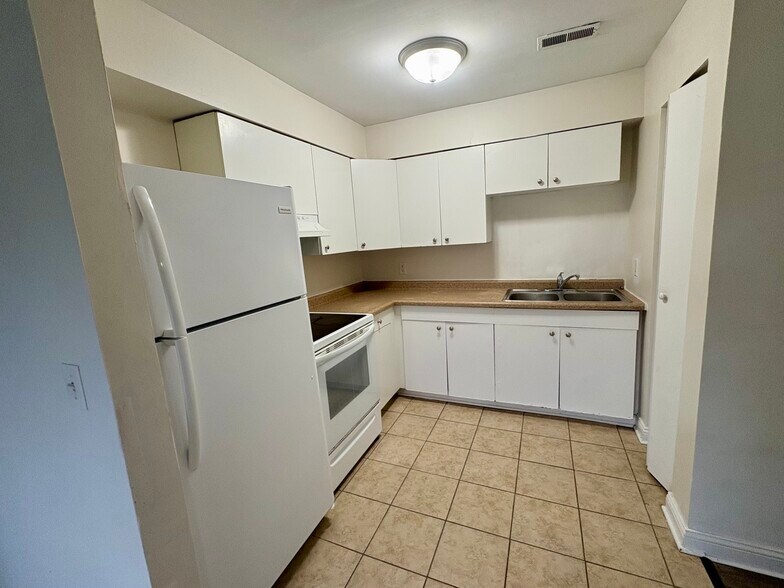 More Photos Of 210 Tedmark Ct, Kankakee Apartments For Sale