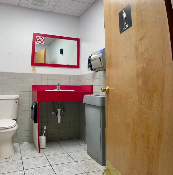 More Photos Of 2390 Highway 93, Hollister Service Station For Lease