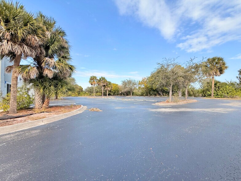 More Photos Of 2529 Commerce Pky, North Port Warehouse For Lease