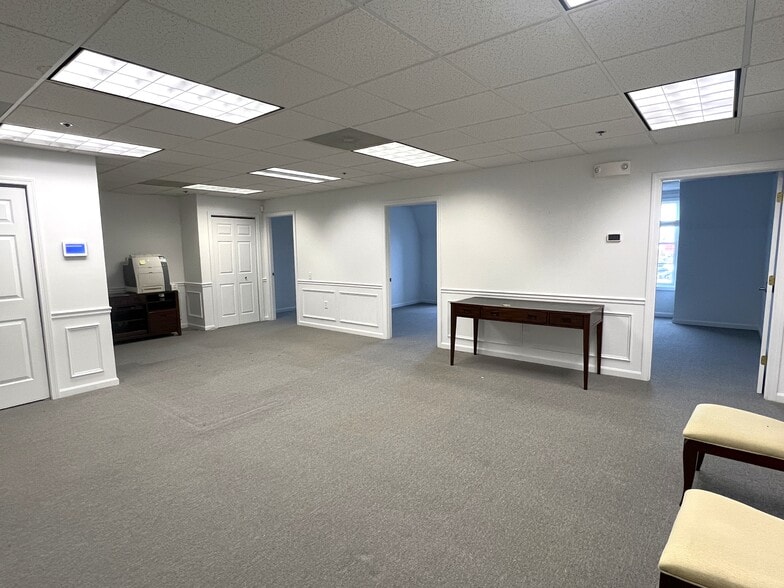 More Photos Of 10 Cedar St, Woburn Office For Sale