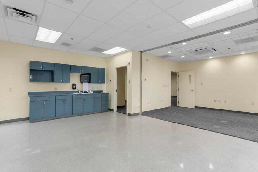 More Photos Of 15 Compass Pt, Martinsburg Office For Lease