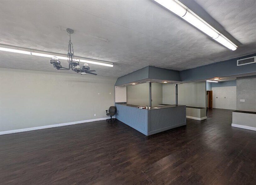 More Photos Of 206 N Main St, Creve Coeur Freestanding For Lease