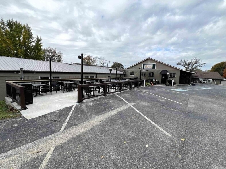 More Photos Of 300 W Jennings St, Newburgh Freestanding For Lease