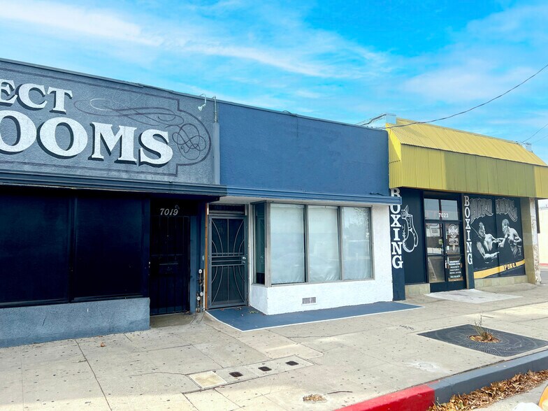 More Photos Of 7017-7021 Reseda Blvd, Reseda Storefront For Lease