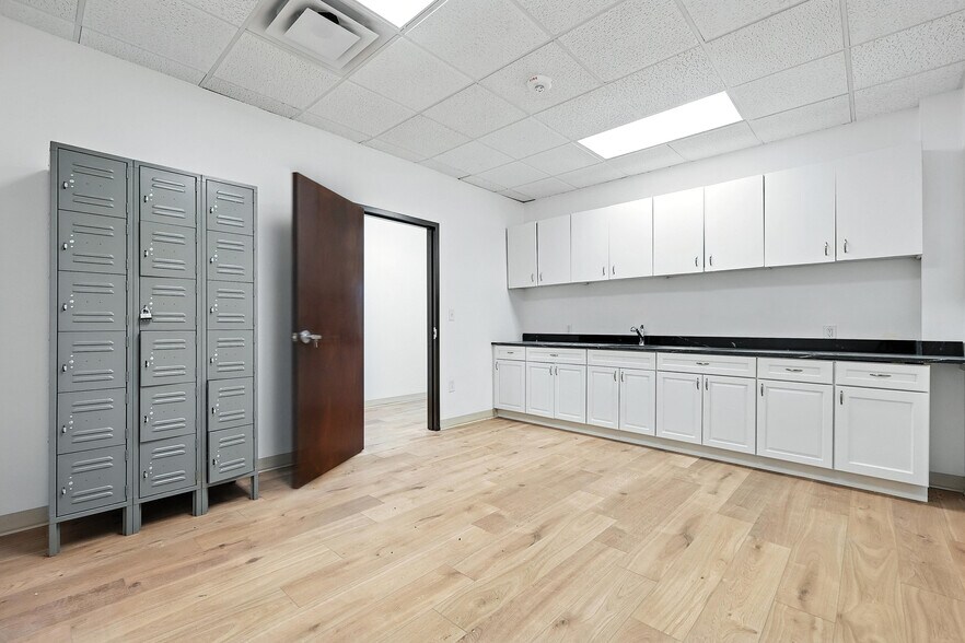 More Photos Of 1100 W Campbell Rd, Richardson Office For Sale