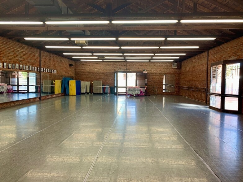 More Photos Of 242 E Oak Ave, Visalia Freestanding For Sale