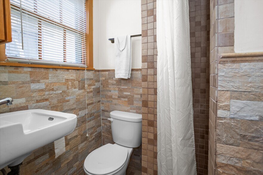More Photos Of 1706 S 1st St, Lufkin Hotel For Sale