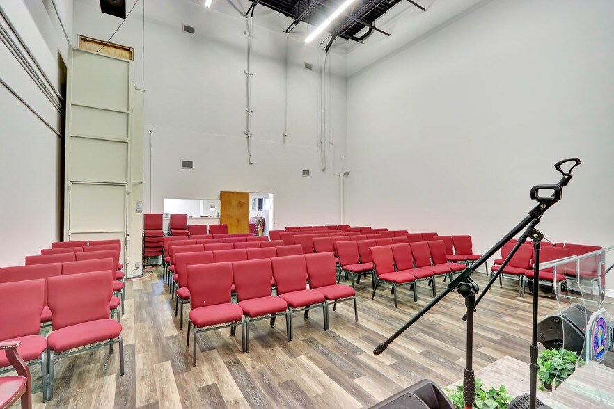 More Photos Of 4050 Westgate Ave, West Palm Beach Showroom For Lease