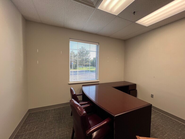 More Photos Of 7 Limestone Dr, Buffalo Medical For Lease