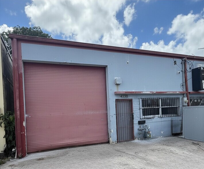 More Photos Of 4330-4342 E 10th Ct, Hialeah Warehouse For Lease
