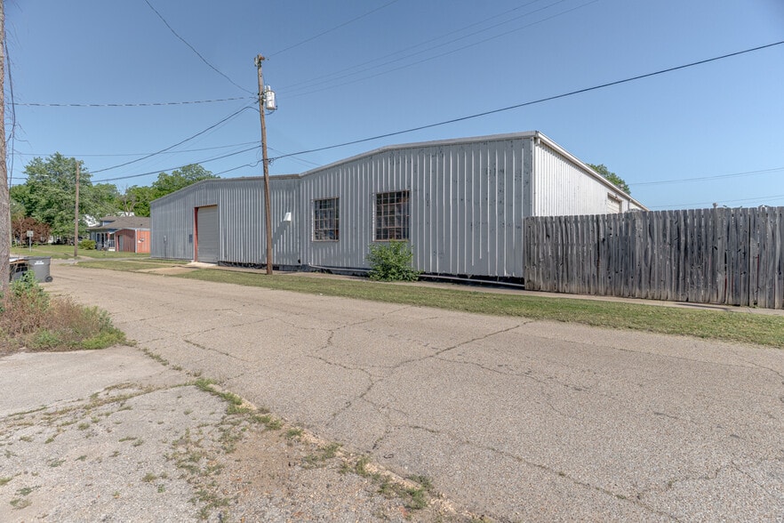 More Photos Of 301 Burke Ave, Jonesboro Warehouse For Sale