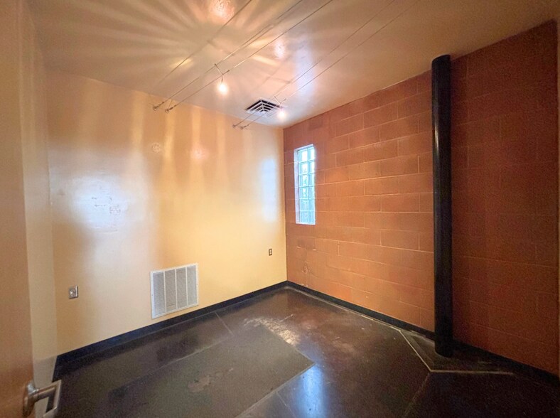 More Photos Of 3801 W Pacific Ave, Sacramento Warehouse For Lease