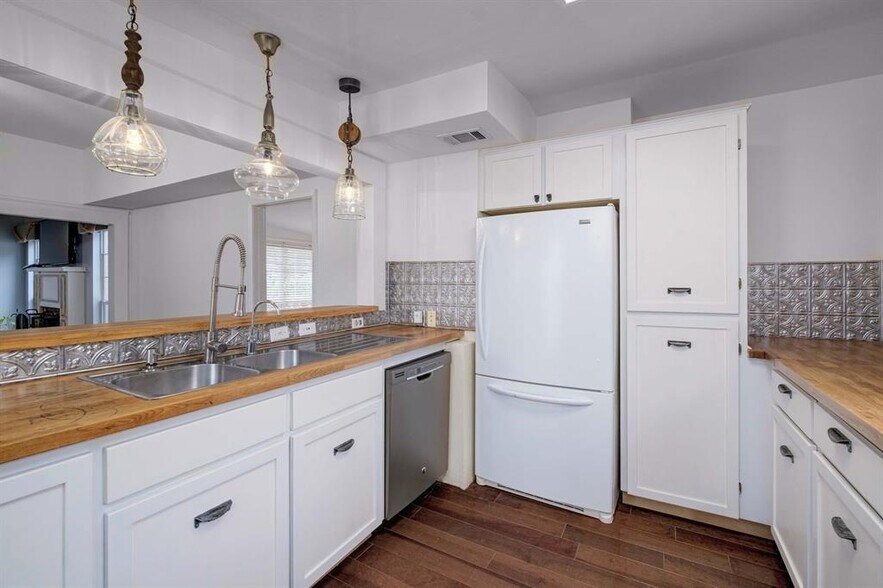 More Photos Of 22100 FM 150 W, Driftwood Office For Sale