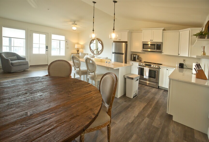 More Photos Of 118 Oak Crescent Cir, Clayton Hotel For Sale