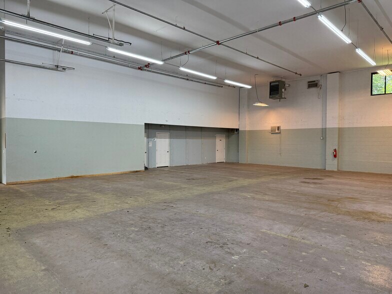 More Photos Of 351 Spook Rock Rd, Suffern Warehouse For Lease