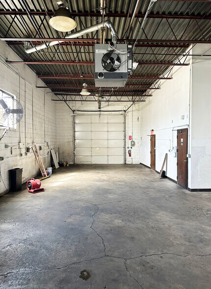 More Photos Of 989 Pauly Dr, Elk Grove Village Warehouse For Lease