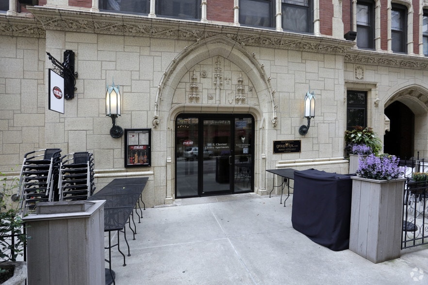 More Photos Of 215 E Chestnut St, Chicago Apartments For Lease