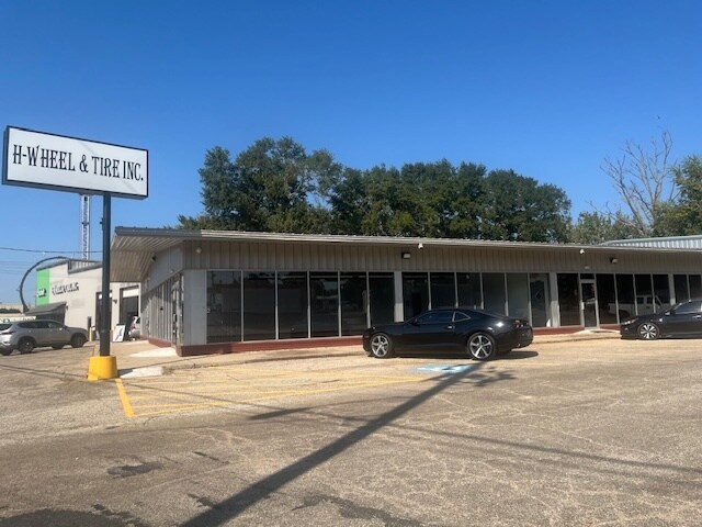 More Photos Of 202 N Frazier St, Conroe General Retail For Sale