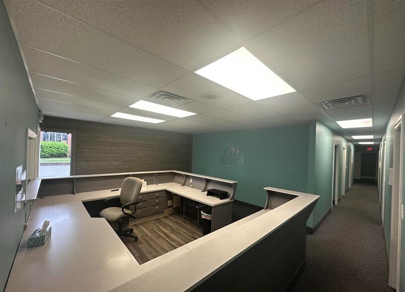 More Photos Of 101 S Rose St, Elmwood Office For Sale