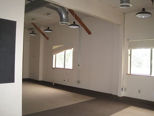 More Photos Of 223 Avenue D, Williston Warehouse For Lease