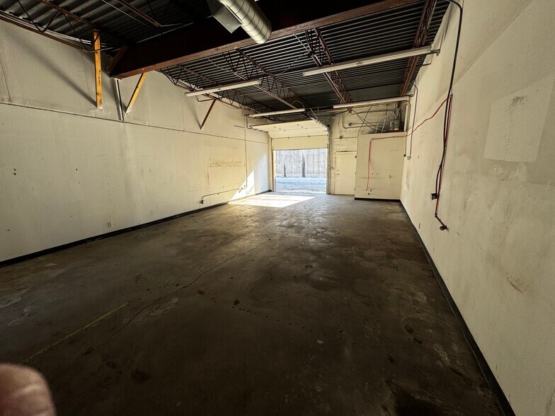 More Photos Of 1600 S Noland Rd, Independence Light Distribution For Lease