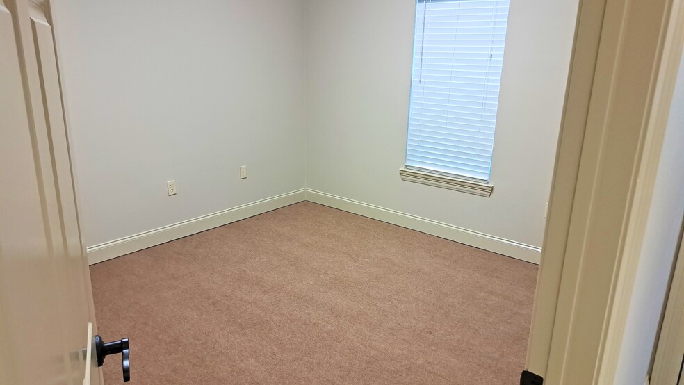 More Photos Of 16851 Jefferson Hwy, Baton Rouge Office For Sale