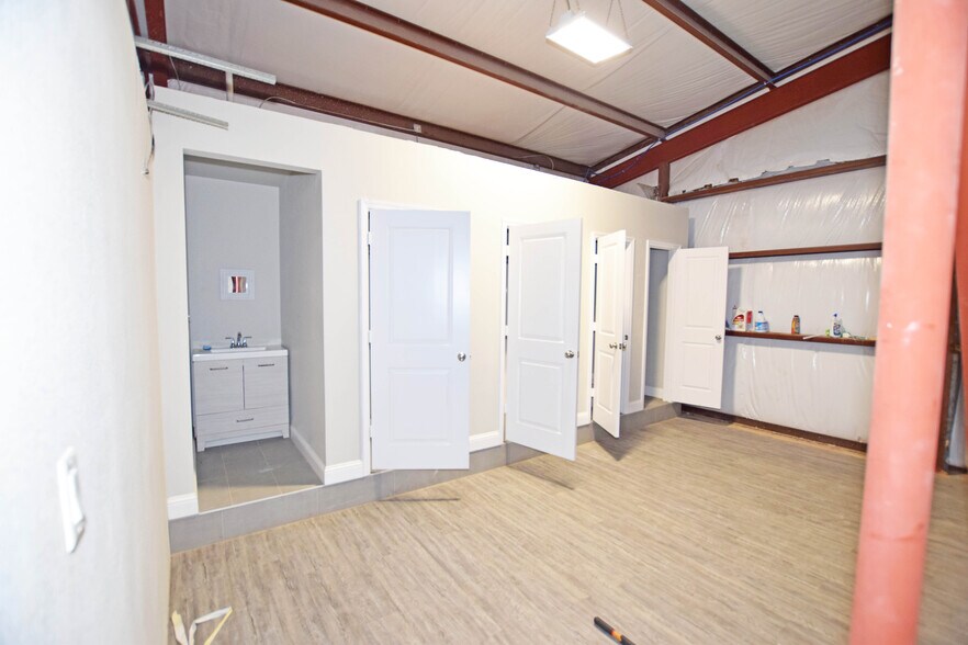 More Photos Of 10503 W County Rd 72, Midland Warehouse For Lease