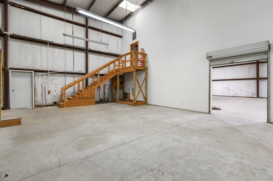 More Photos Of 26069 Springer Cemetary Rd, Hockley Flex For Sale