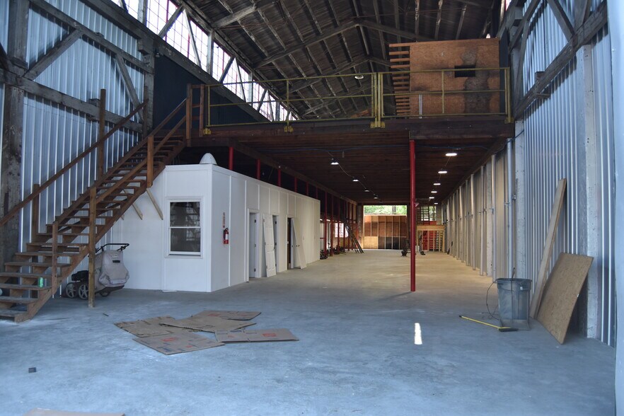 More Photos Of 10 55th St S, Birmingham Manufacturing For Lease