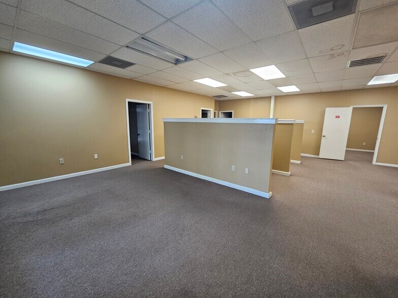 More Photos Of 14741 Pebble Bend Dr, Houston Loft Creative Space For Lease