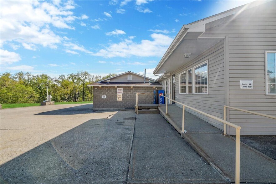 More Photos Of 212 Pine St, Jefferson Carwash For Sale