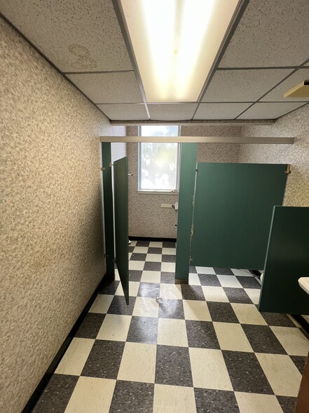 More Photos Of 204 N Alamo Blvd, Marshall Flex For Sale