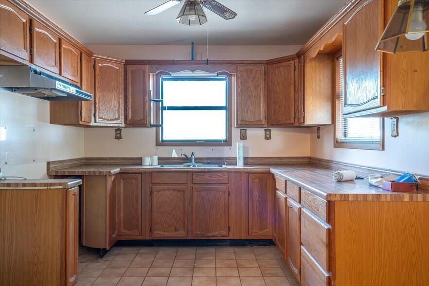 More Photos Of 22 Chaparral Dr, Fredericksburg Storefront Retail Office For Sale