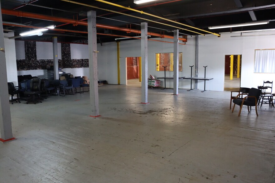More Photos Of 25 Esten Ave, Pawtucket Showroom For Lease