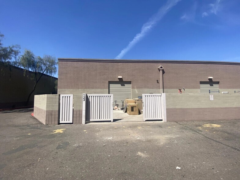 More Photos Of 219 S William Dillard Dr, Gilbert Showroom For Lease