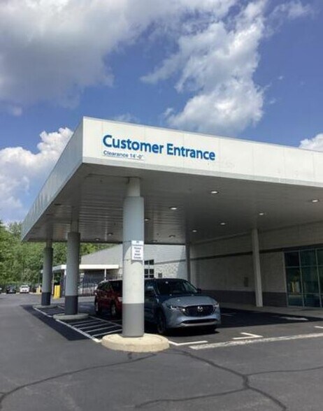 More Photos Of 40 Commerce Ct, Newington Showroom For Sale