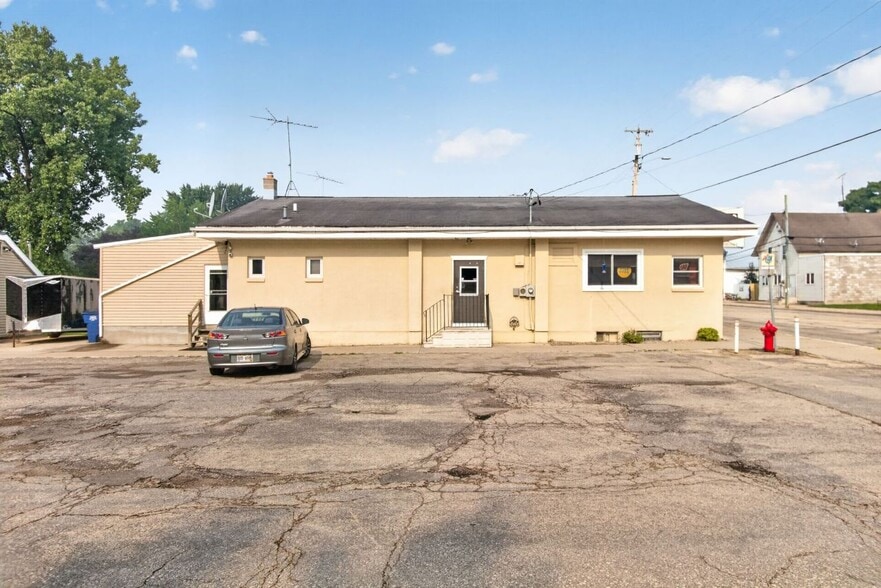 More Photos Of 133 E Main St, Embarrass Specialty For Sale