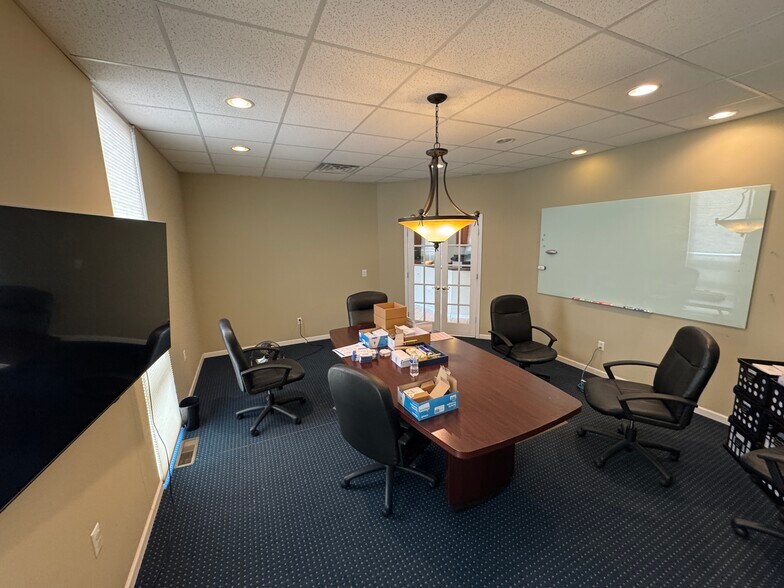 More Photos Of 4 Bonnie Ln, Yorkville Office For Sale
