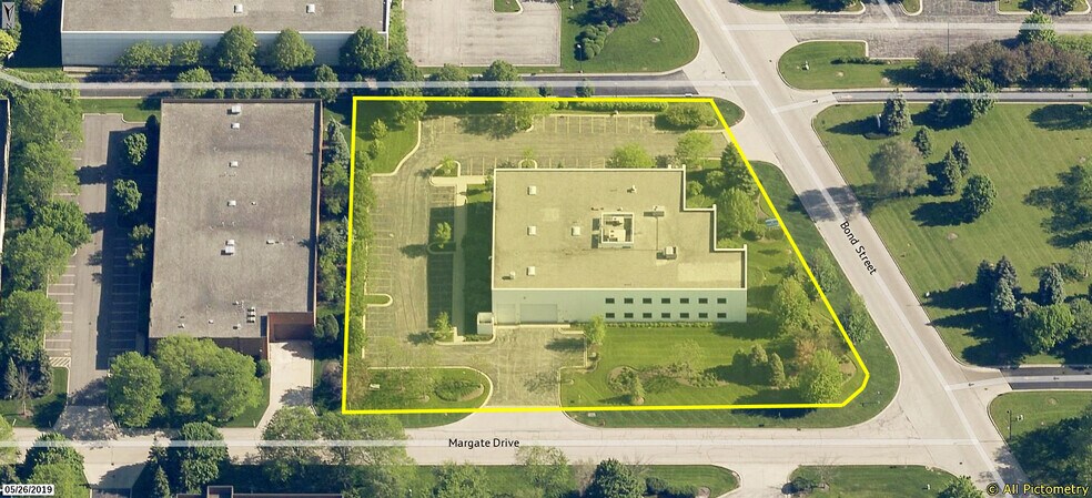 More Photos Of 585 Bond St, Lincolnshire Light Distribution For Lease