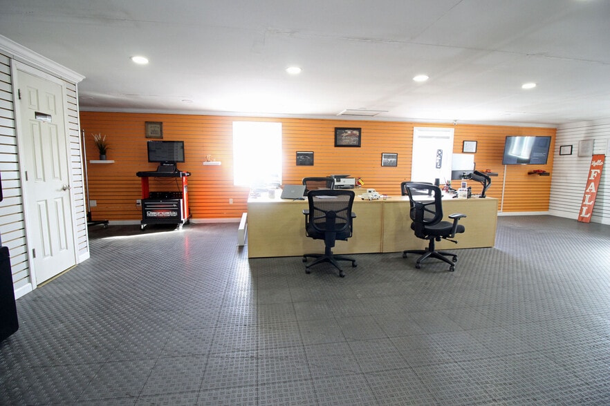 More Photos Of 5 Mill St N, Marlborough Flex For Lease